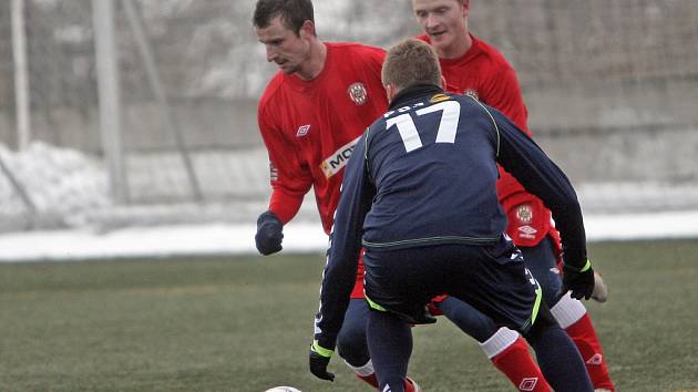 Zbrojovka (v červeném zleva Tomáš Frejlach a Rostislav Šamánek) prohrála úvodní zápas Tipsport ligy s Jihlavou 0:4.