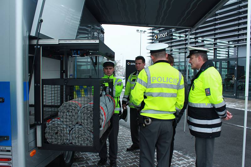 Policisté Jihomoravského kraje ve čtvrtek převzali nové speciální auto pro kontrolu váhy nákladních aut. Stálo pět milionů korun a zaplatil ho Jihomoravský kraj. 