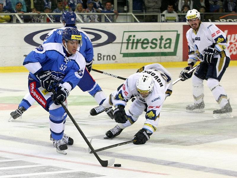 HC Kometa Brno (v modrém) vs. Rytíři Kladno.