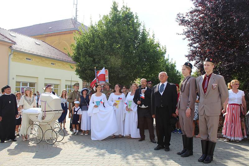 Tišnovští v sobotu oslavovali sto let od založení samostatné Československé republiky. Program tvořila dechová muzika, dobové divadlo nebo i tanec charleston