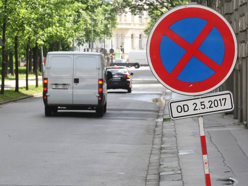 Obvyklé problémy s parkováním poblíž parku Lužánky zhoršuje zákaz stání v části Lužánecké ulice.