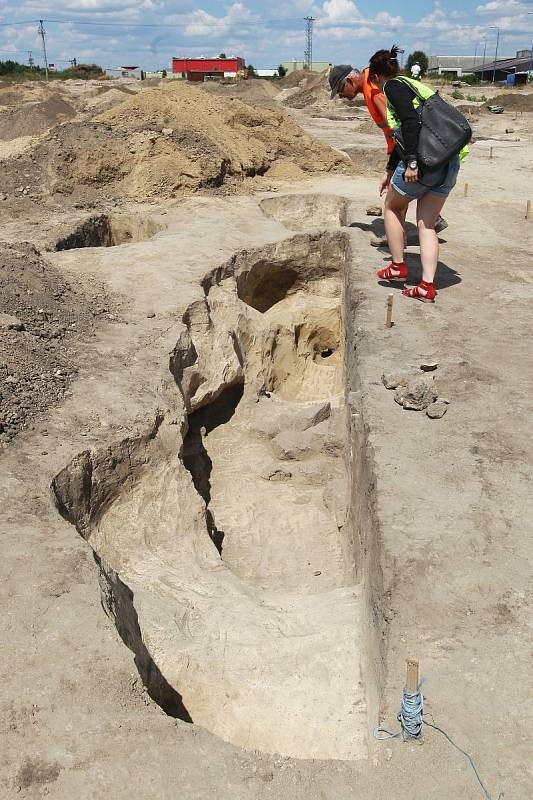Stovky keramických úlomků a desítky hrobů se zatím podařilo odhalit archeologům na poli poblíž Modřic na Brněnsku. 