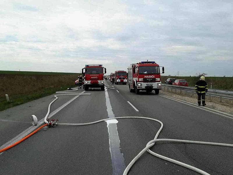 Plameny zachvátily kamion ve středu krátce před polednem na 14. kilometru dálnice D52 ve směru na Brno. Zlikvidovat požár vyrazilo sedm hasičských jednotek.