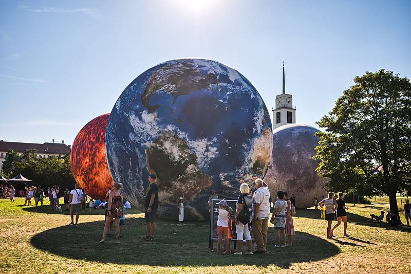 Festival planet v Brně ukazuje návštěvníkům nafukovací modely čtyř vesmírných těles.