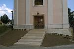 V Přibicích opravili schodiště vedoucí do kostela svatého Jana Křtitele.
