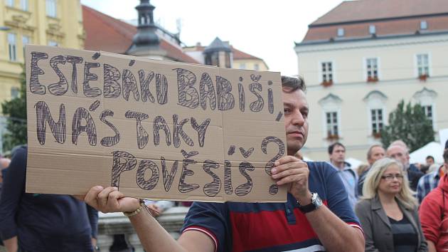 Na náměstí Svobody protestovaly proti komunismu stovky lidí.