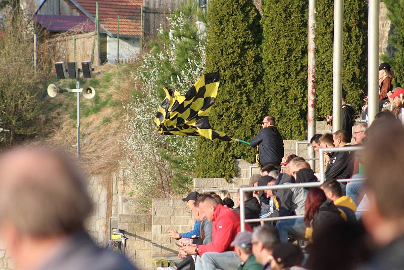 Fotbalisté Slovanu Rosice (ve žlutém) zdolali ve 24. kole MSFL tým Vrchoviny 3:0