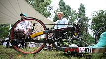 Ruční kolo neboli handbike předali handicapovanému sportovci Zdenkovi Obadalovi jeho kolegové sportovci a zástupci firmy B.Braun, která na kolo vybrala 150.000 korun v rámci svého charitativního projektu.