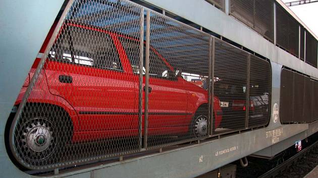 NA KOLEJÍCH. Lidé, kteří chtějí mít u moře své auto, ale nechtějí jet až tam,  mohou jet autovlakem, který auto naloží.