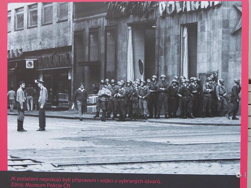 Výstava Brno v srpnu 1969 na náměstí Svobody. 