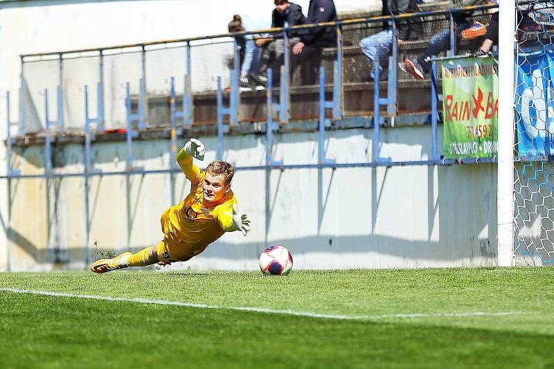 Fotbalisté Vyškova (v bílém) prohráli s vedoucí Zbrojovkou Brno na svém stadionu v Drnovicích 0:2.