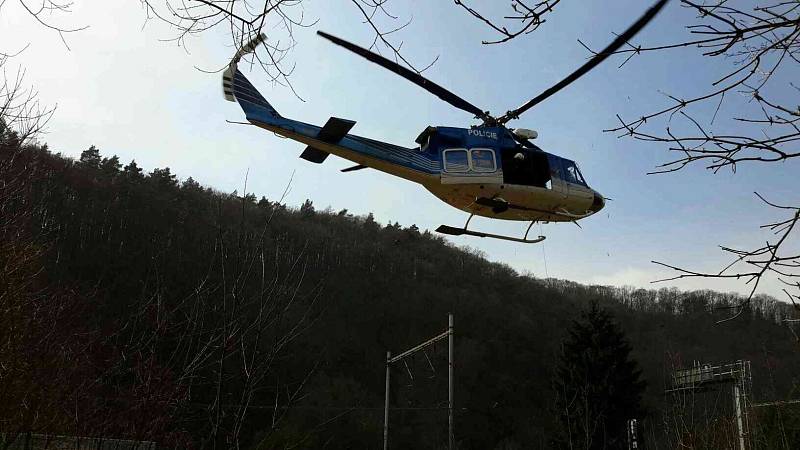 Zvuk rotorů se v sobotu před polednem rozléhal nedaleko Bílovic nad Svitavou u Brna. Ze zříceniny nedalekého hradu Obřany tam totiž spadla mladá žena.