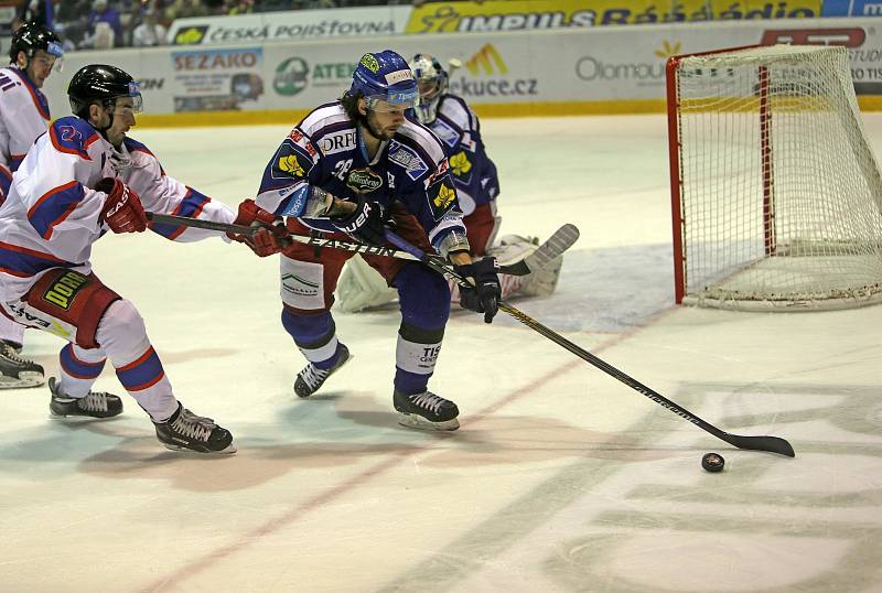 Hokejisté brněnské Komety (v modrém) porazili v moravském derby Olomouc 4:1.