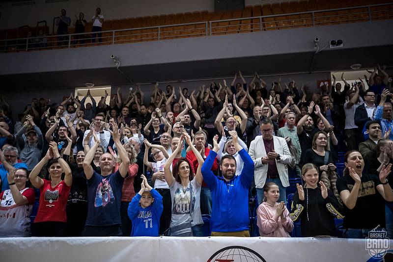 Brněnští basketbalisté (v bílém) oslavili postup do semifinále, když zdolali 4:3 na zápasy Pardubice.