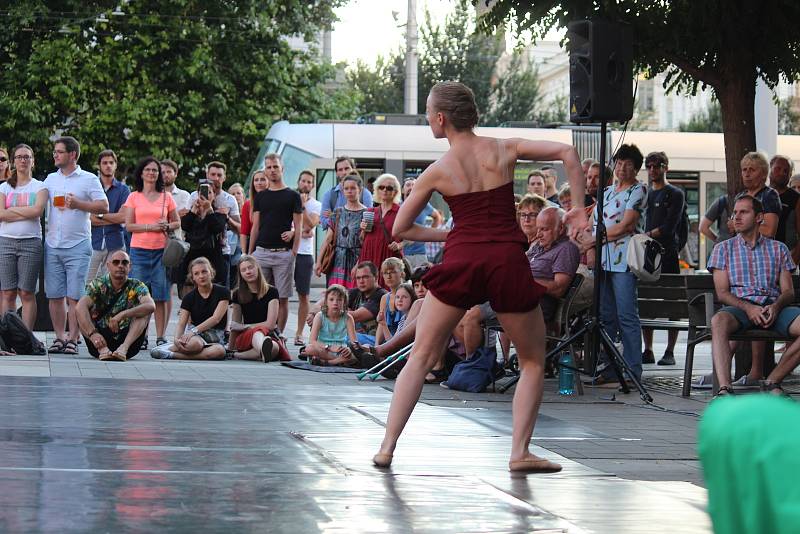 Tanečníci Národního divadla Brno představili baletní choreografii přímo v centru města. Vystoupili jako součást festivalu Uprostřed.