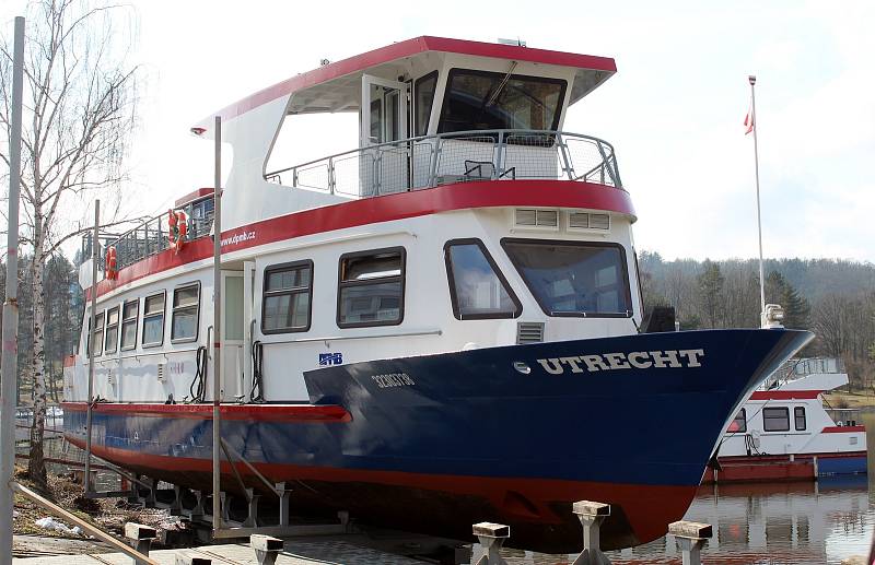 Lidé se na Pryglu mohou svézt i lodí Utrecht. Takhle putovala na hladinu na jaře loňského roku. 