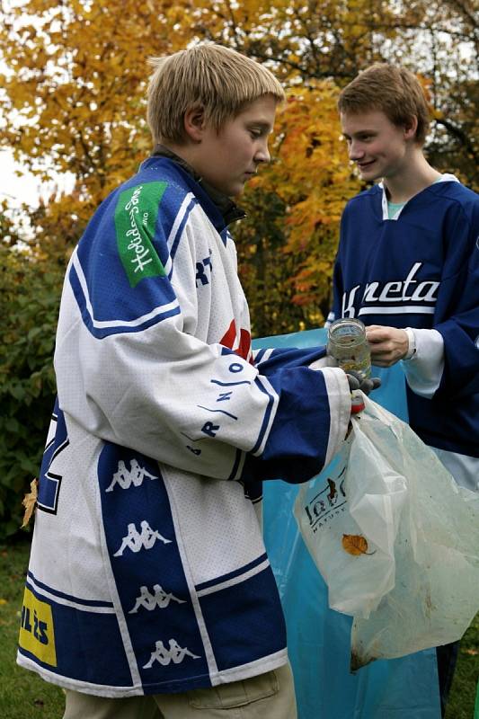 Děti i hráči brněnské Komety uklízeli okolí hradu Špilberk.