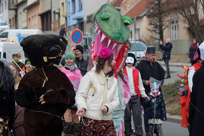 Brněnskou Líšní prošel v sobotu odpoledne průvod krojovaných a maškar.