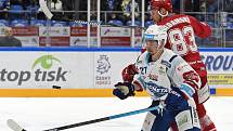 Domácí HC Kometa Brno (Jakub Orsava) proti HC Oceláři Třinec (Martin Adamský)