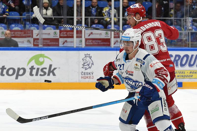 Domácí HC Kometa Brno (Jakub Orsava) proti HC Oceláři Třinec (Martin Adamský)