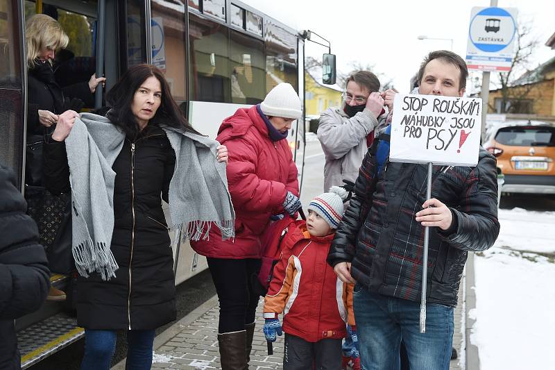 Protestní pochod s rakví k domu ministra zdravotnictví Jana Blatného.