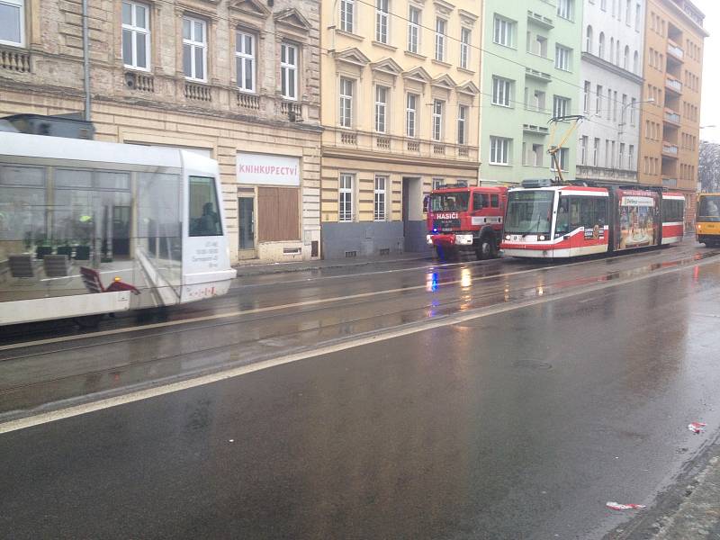 Zmatek, stres, nevědomost. Takové pocity provázely v pondělí ráno většinu Brňanů. Na třídě Kapitána Jaroše po sedmé hodině ráno řešili hasiči výbuch plynu v podzemí v oblasti pod místním gymnáziem a kvůli tomu evakuovali stovky lidí.