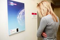  Uměním na prevenci proti rakovině prsu upozornili ve čtvrtek lékaři z brněnské Polikliniky Zahradníkova. Na stěnách radiologického oddělení vystavili sérii snímků z mamografického screeningu.