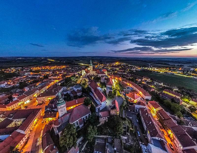 Pohled na Mikulov ve večerních hodinách je plný romantiky a dechberoucích výhledů.