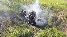 Hasiči likvidovali požár osobního auta, které havarovalo na katastru Sentice.