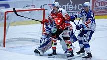 Hokejové utkání Tipsport extraligy v ledním hokeji mezi HC Dynamo Pardubice (v červenobílém) a HC Kometa ( v modrobílém) v pardudubické enterie areně.
