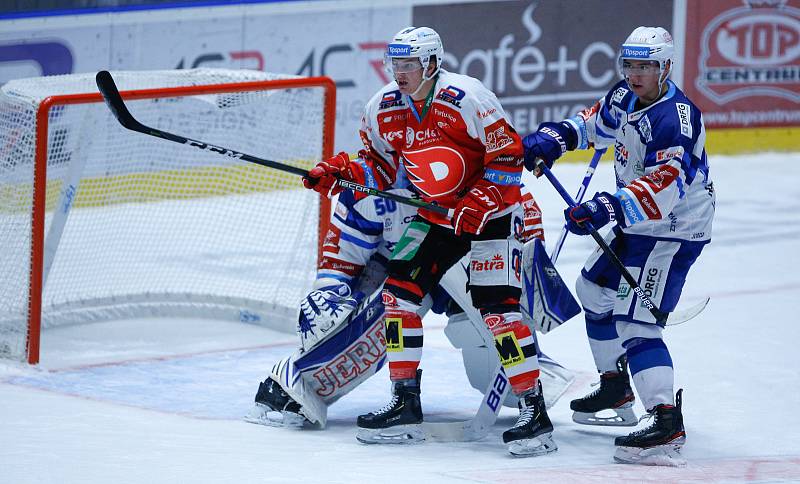 Hokejové utkání Tipsport extraligy v ledním hokeji mezi HC Dynamo Pardubice (v červenobílém) a HC Kometa ( v modrobílém) v pardudubické enterie areně.