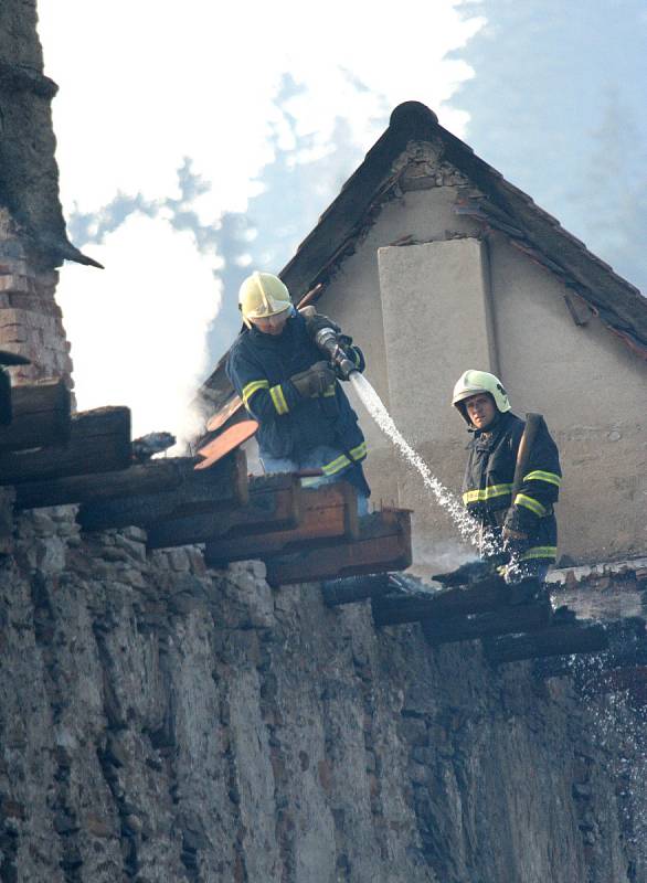 Pernštejn zachvátily přesně před deseti lety plameny. Paradoxně díky požáru se podařilo hrad kompletně opravit a podle památkářů je nyní krásný jako před pěti sty lety.