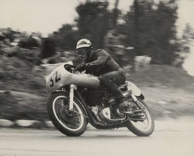 V roce 1950 se začala na Masarykově okruhu psát historie elitních závodů motocyklů, které lépe pasovaly také tehdejšímu vládnoucímu režimu. První Velkou cenu Československa ovládl domácí závodník Antonín Vitvar (na snímku).