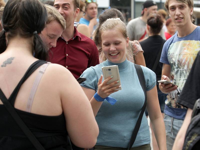 Animované postavičky takzvaných Pokémonů hledají v ulicích i Brňané. Hráči, kteří propadli populární mobilní aplikaci, se vydali na první společné chytání. 