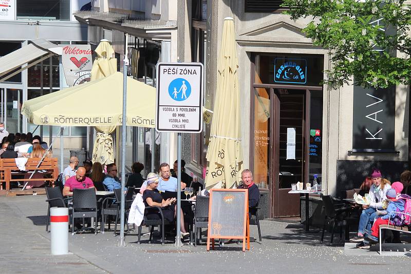 V neděli odpoledne - v poslední den stavu nouze kvůli koronaviru - se brněnské zahrádky před restauracemi, kavárnami a hospodami zaplnily v letním počasí lidmi.