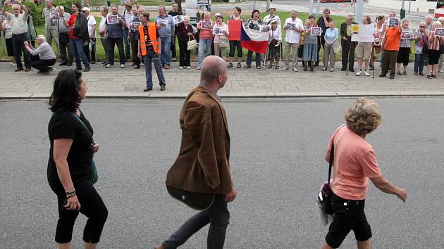 Na účastníky Pouti smíření čekala v Brně skupina odpůrců, která smíření s Němci nepodporuje.