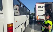 Na dálnici D1 stavěli jihomoravští policisté auto při běžné kontrole. Řidič utekl, převážel šedesát migrantů.