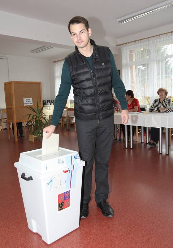 S úderem osmé hodiny ráno se otevřela volební místnost v Podolí na Brněnsku. Tamní obyvatelé rozhodují, jestli v obci vyroste obří kasino. Ještě před pátečním hlasováním jitřila atmosféru obvinění.