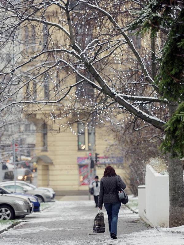 V úterý v Brně poprvé v sezoně více sněžilo. Meterologové varují před náledím.