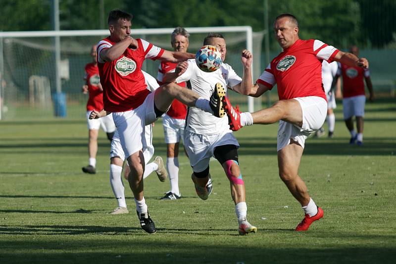 Fotbalisté z různých dob nejslavnějšího brněnského klubu přijeli na oslavy 100 let založení pohořelického fotbalu. V zápase se střetli s legendami místního týmu v přátelské atmosféře povzbuzované komentátorským uměním Petra Švancary.