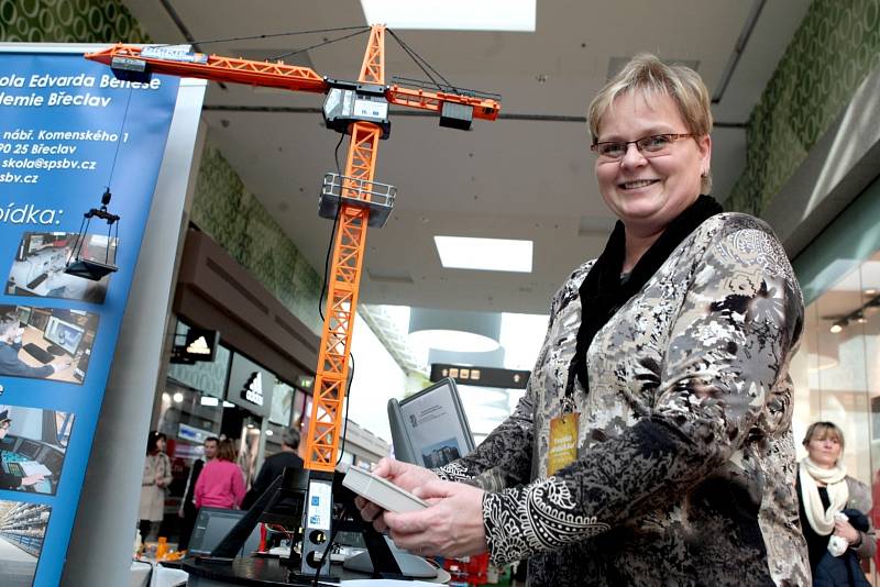 Třídenní prezentace středních odborných škol v modřickém nákupním centru Olympia.