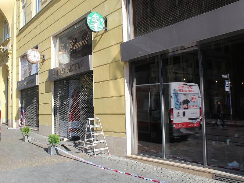 Šperky a hodinky v hodnotě několika milionů korun si v pondělí ráno odnesla maskovaná skupina, která vykradla klenotnictví v centru Brna.
