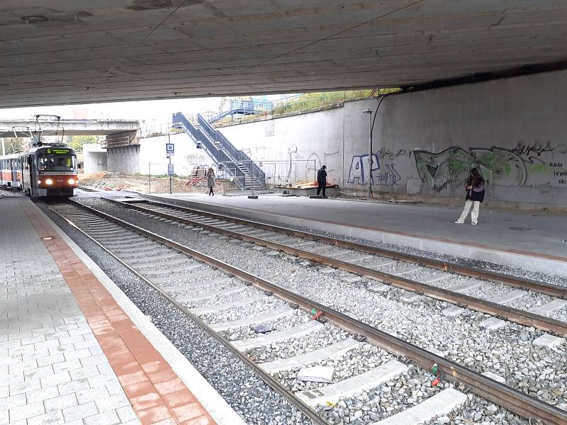 Přístřešek brněnské tramvajové zastávky Osová pod mostem zmizel.