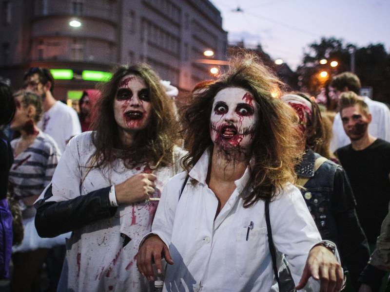 Zombie Walk Brno. Centrem města se převalila zhruba stovka nemrtvých. Převlékání a děsivý makeup některým účastníkům pochodu zabral téměř celý den.