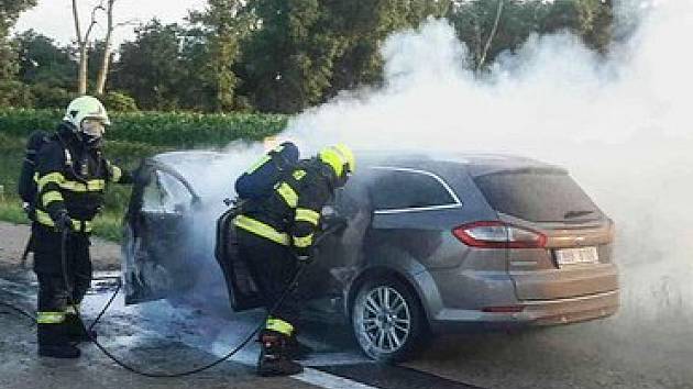 Požár osobního auta zkomplikoval ve čtvrtek před osmou hodinou večer provoz na dálnici D2. K hořícímu vozu vyjeli na 7,5 kilometr dálnice ve směru na Bratislavu policisté i hasiči.