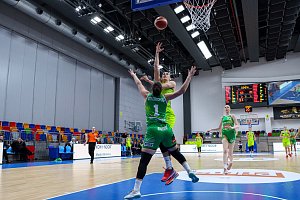 Basketbalistky KP TANY Brno (v zelených dresech) zakončily nadstavbou prohrou na palubovce USK Praha.