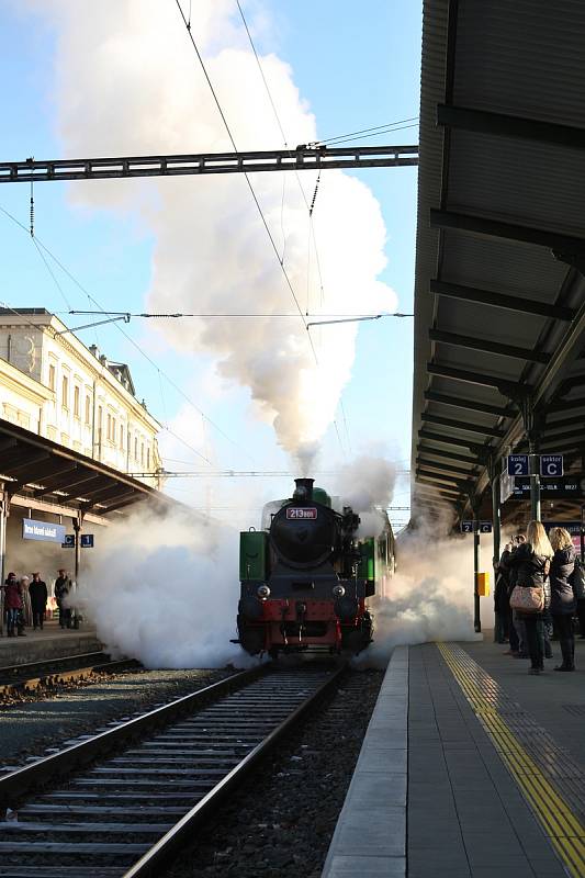 Mikulášské jízdy parním vlakem z hlavního nádraží v Brně se zúčastnily desítky rodin.