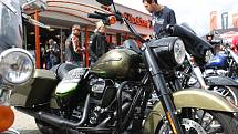 Volné projížďky a zkušební jízdy na motocyklech značky Harley Davidson u prodejny v Králově Poli.