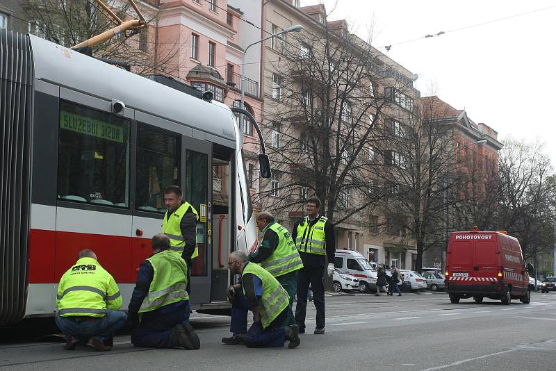 Nehoda tramvaje a nákladního auta ve Štefánikově ulici v Brně.