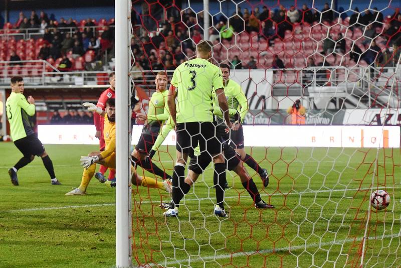 Domácí FC Zbrojovka Brno v červeném proti 1. SK Prostějov.